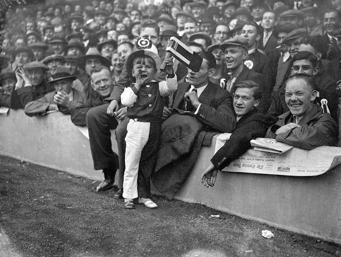 A young gooner Ein junger Gooner vor dem Spiel Arsenal gegen Tottenham Hotspur Football Club Spiel im Highbury Stadium in London. 20. Oktober 1934the Arsenal v Tottenham Hotspur Football Club game at Highbury Stadium in London. October 20, 1934