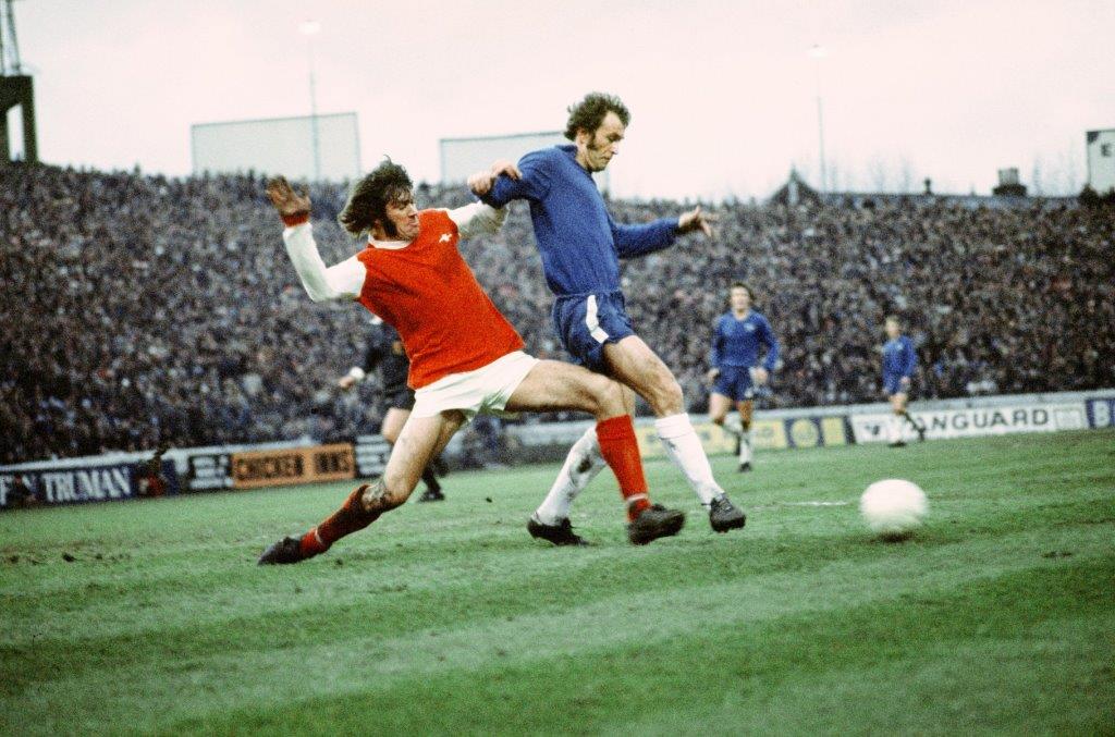 Englische League Division One Spiel an der Stamford Bridge. Chelsea FC 1 vs Arsenal FC 0. Arsenals Peter Simpson im Zweikampf um den Ball mit Tommy Baldwin von Chelsea - 20. Januar 1973