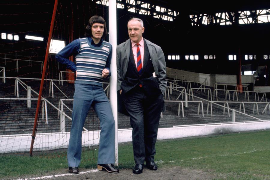 Kevin Keegan und Trainer Bill Shankly im Mai 1971 an der Anfield Road. Foto: PA Images / Alamy Stock Foto