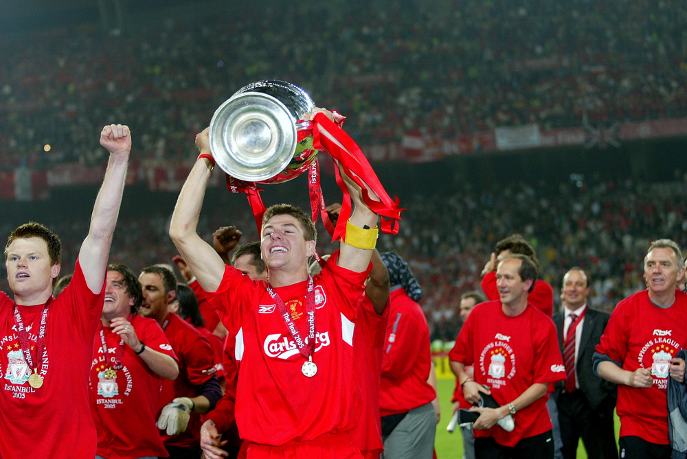 Eine weitere Liverpool Legende - Steven Gerrard streckt am 25. Mai 2005 die Champions League Trophäe in den Istanbuler Nachthimmel. Foto: Shutterstock