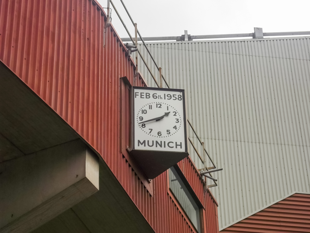 Diese Uhr am Old Trafford Stadion erinnert an den 6. Februar 1958 - den schlimmsten Tag in der Geschichte Manchester Uniteds. Foto: Shutterstock
