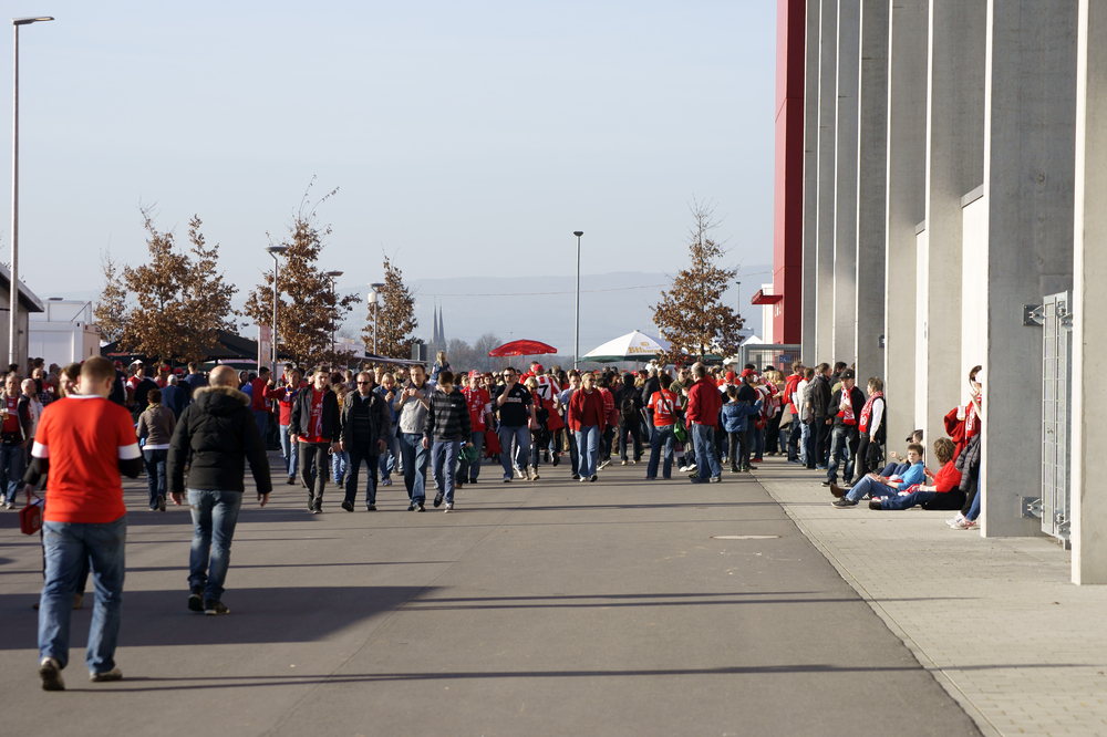 Mainz 05 Fans auf dem Weg zum Stadion