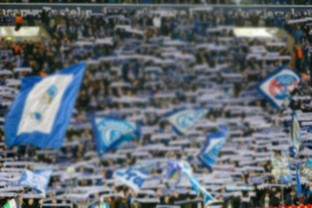 Die Schalke Fans auf Tribüne der Nordkurve