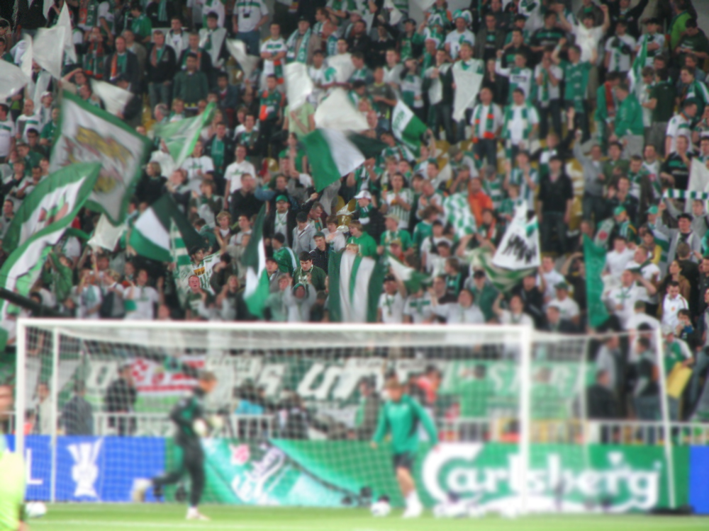 Die Werder Fans stehen im Bremer Weserstadion in der Ostkurve