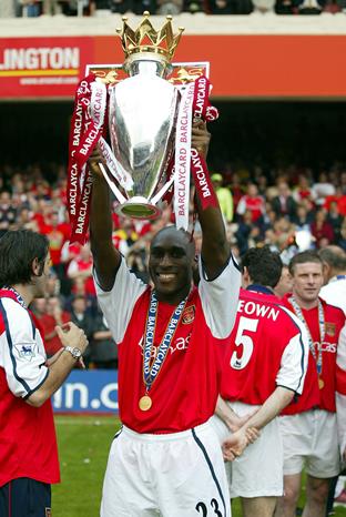 Sol Campbell mit dem Premier League Pokal 2002 im Arsenal Dress