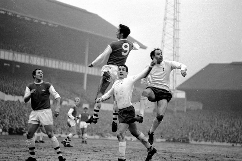 White Hart Lane 20. Januar 1968: Ariel und George Graham von Arsenal (Nr. 9) im Luftkampf mit David Mackay und Alan Gilzean (rechts) von Spurs
