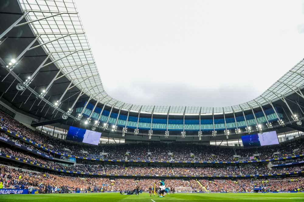 Blick auf die beeindruckende Südtribüne von Tottenham Hotspur